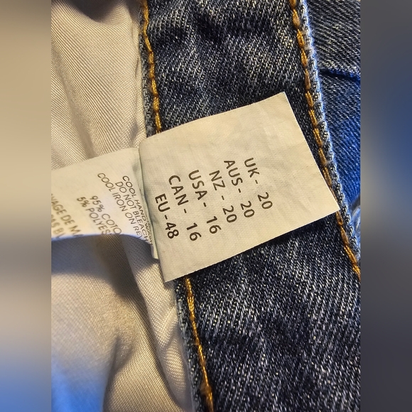 BooHoo Non-Stretch Dark Denim Shorts - Picture 3 of 6